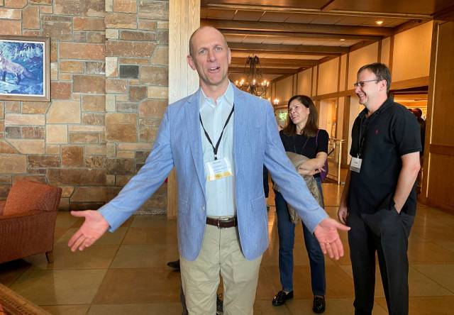 오스탄 굴스비 미국 시카고 연방준비은행 총재가 지난해 8월 24일(현지 시간) 와이오밍주 잭슨홀에서 열린 연례경제정책심포지엄 현장에 서 있다. 로이터연합뉴스