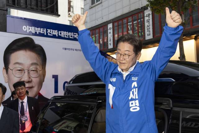 이재명 더불어민주당 대선후보가 14일 경남 거제시에서 유세를 마친 뒤 차량에 올라 지지자들을 향해 엄지를 들어 보이고 있다. 연합뉴스
