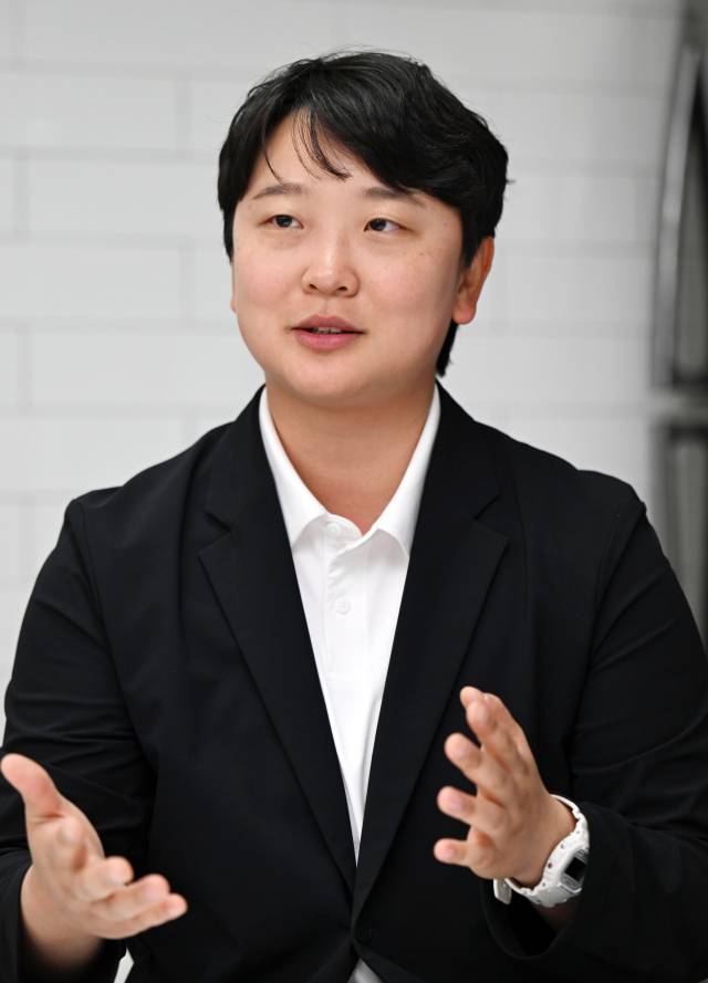 이보미 교사노동조합연맹 위원장이 13일 서울 영등포구 연맹 사무실에서 진행된 서울경제신문과의 인터뷰에서 교권 보호 방안에 대해 설명하고 있다. 조태형 기자