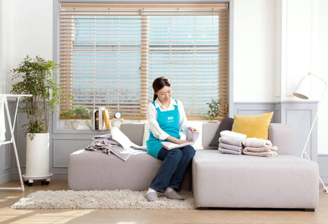 생활연구소의 청소 매니저 모델이 세탁물을 정리하고 있다. 사진 제공=생활연구소