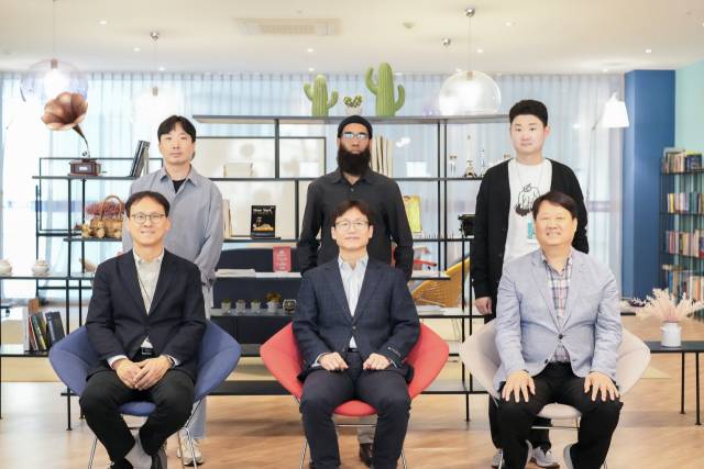 페로브스카이트 유기 탠덤 태양전지의 성능을 끌어올릴 수 있는 새로운 정공수송층을 개발한 연구진. 왼쪽 아래부터 반시계방향으로 김진영 교수, 김봉수 교수, 김동석 교수, 허성현 연구원, 샤히드 아민 박사(제1저자), 손중건 연구원(제1저자). 사진제공=유니스트