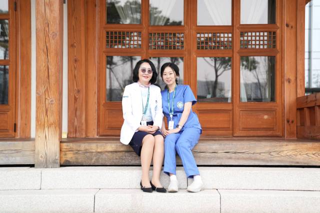 정성애(왼쪽) 이대서울병원 소화기내과 교수와 김재아 간호사가 기념사진을 찍었다. 사진 제공=이대서울병원