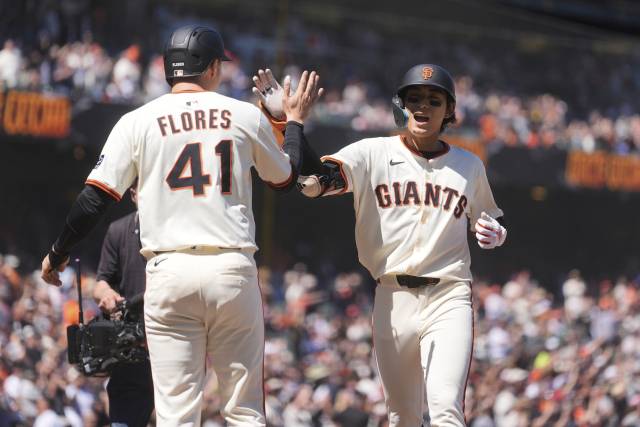 15일 메이저리그 애리조나전에서 투런 홈런을 치고 홈으로 들어오는 이정후(오른쪽). AP연합뉴스