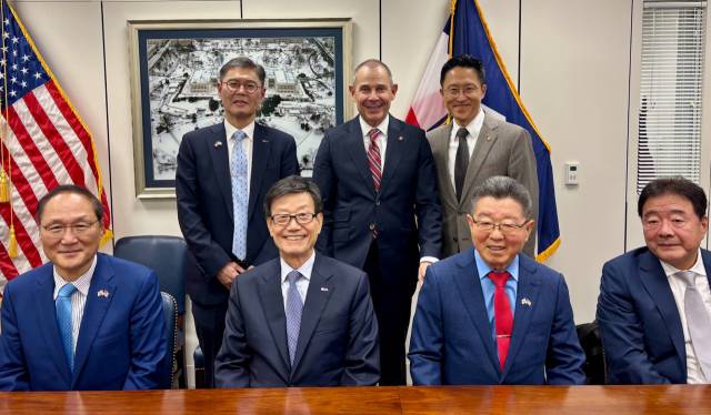 윤진식(앞줄 왼쪽 두 번째) 한국무역협회 회장 등 경제협력사절단 인사들이 존 커티스(뒷줄 가운데) 미국 상원의원과 14일(현지 시간) 미국 워싱턴DC에서 면담한 후 기념 촬영을 하고 있다. 사진 제공=한국무역협회