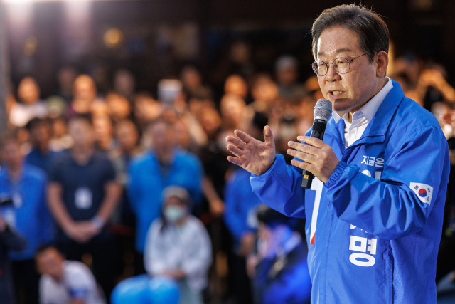 이재명 더불어민주당 대선 후보가 14일 경남 거제 엠파크 차없는 거리에서 유권자들에게 지지를 호소하고 있다. 이 후보는 15일 영·호남 화합의 상징인 경남 하동군 화개장터를 시작으로 전남 광양·여수·순천·목포 등 호남지역을 방문해 유권자들과 만날 예정이다. 거제=오승현 기자 2025.05.14