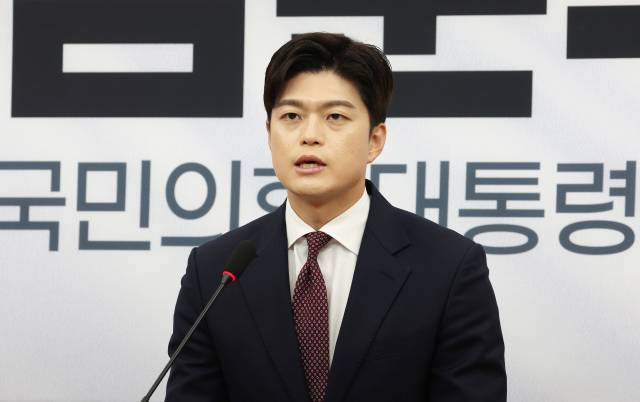 김용태 국민의힘 신임 비상대책위원장이 15일 국회에서 기자회견을 열고 발언하고 있다. 연합뉴스