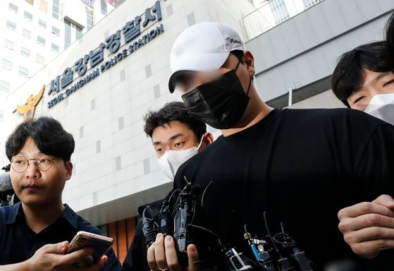 의료용 마약을 투약한 채 롤스로이스 차량을 몰다 행인을 치어 중상을 입힌 신 모(30) 씨가 2023년 8월 서울 강남경찰서에서 서울중앙지검으로 송치되고 있다. 경찰은 이후 1년간의 수사 끝에 신 씨가 캄보디아 소재 불법 도박 사이트 총판으로 활동한 사실을 추가로 파악해 도박 공간 개설 및 범죄 집단 조직 혐의를 추가 적용했다. 연합뉴스