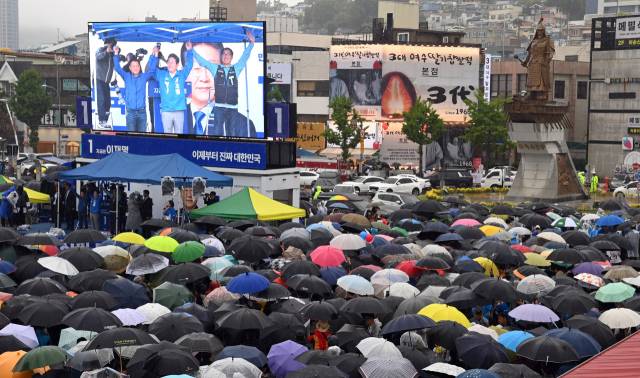 이재명 더불어민주당 대선 후보가 15일 수많은 인파가 운집한 전남 여수시 이순신광장에서 지지를 호소하고 있다. 여수=오승현 기자