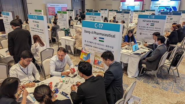 산업통상자원부와 대한무역투자진흥공사(코트라)가 지난해 11월 우즈베키스탄 타슈켄트에서 '한·우즈베키스탄 비즈니스 파트너십' 행사를 개최한 가운데 현지 관계자와 한국 기업 담당자가 상담을 진행하고 있다. /사진 제공=코트라