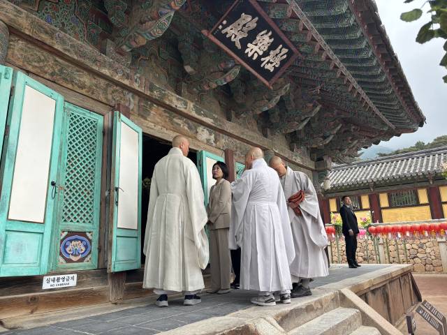 이재명 더불어민주당 대선 후보 배우자인 김혜경 씨가 15일 경북 경주 불국사를 방문해 스님들과 대화하고 있다. 경주=강도림 기자