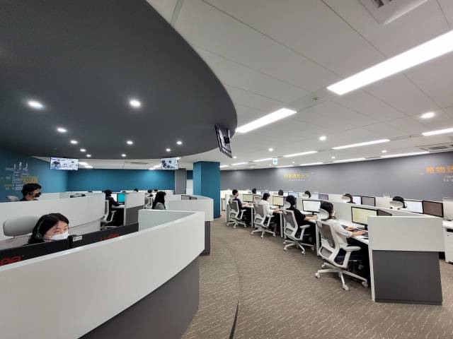 유베이스 서울 아우름센터 내 스마트(smart) 모델에서 상담 직원들이 근무하고 있다. 서울경제DB