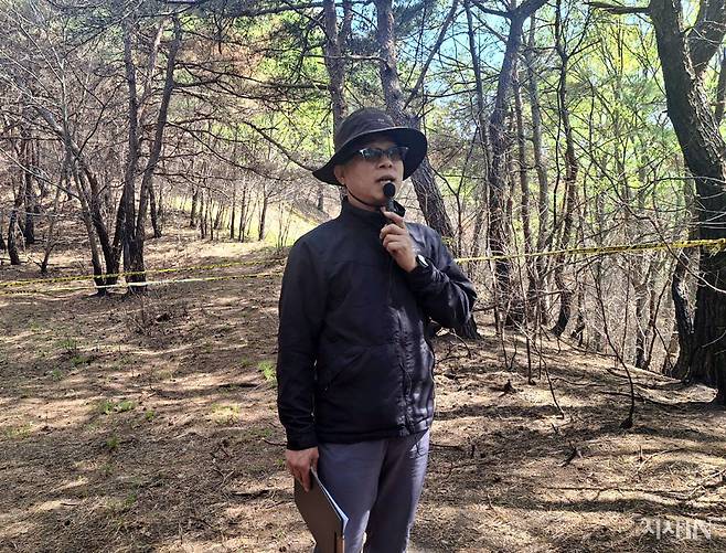 4월25일 경북 의성군 안평면 산불 발화지에서 황정석 산불정책기술연구소 소장이 이번 산불이 대형화한 이유를 설명하고 있다. ⓒ시사IN 이오성