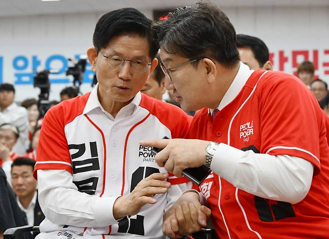 5월13일 대구경북 선대위 발대식에서 김문수 후보와 권성동 원내대표가 대화를 나누고 있다. ⓒ공동취재