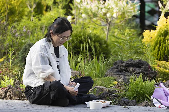 5월14일 지혜복 교사가 삭발을 하기 전 서울시교육청 앞에서 앉아 식사를 하고 있다. ⓒ시사IN 이명익