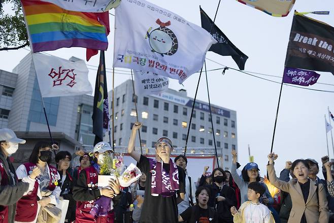 삭발을 마친 지혜복 교사가 집회 참가자들과 함께 구호를 외치고 있다. ⓒ시사IN 이명익