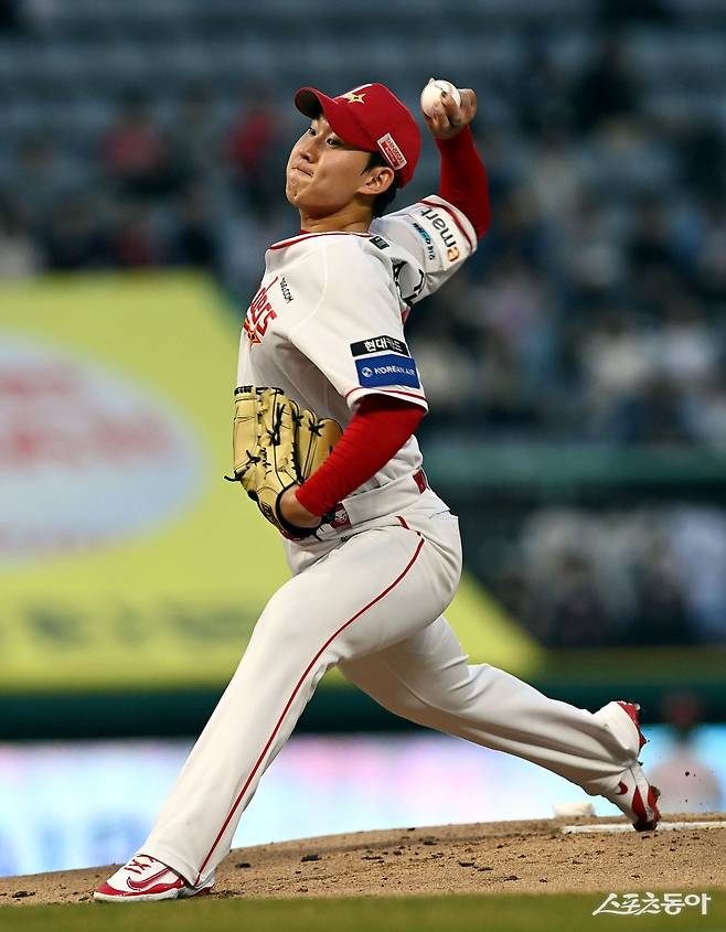 SSG 송영진이 15일 인천 NC전에 앞서 1군 엔트리에서 제외됐다. 이숭용 SSG 감독은 그에게 공격적인 투구와 선발투수의 책임감을 강조했다. 스포츠동아 DB