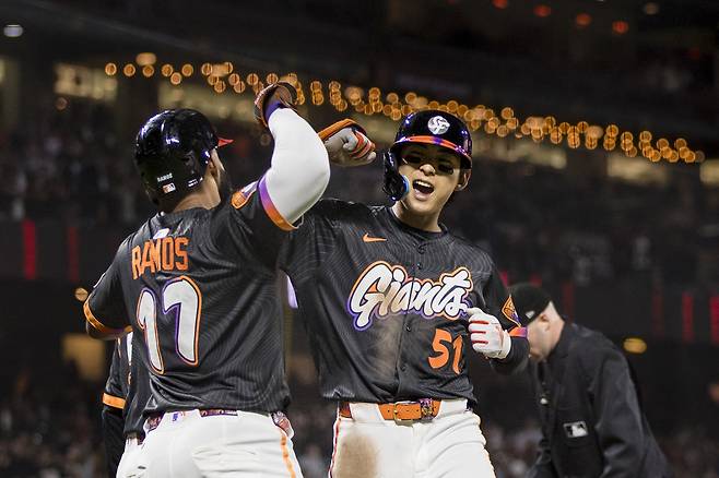 샌프란시스코 이정후가 지난 14일 애리조나전 부진을 깨는 홈런을 때리고 팀 동료 엘리엇 라모스와 하이파이브하고 있다. 로이터연합뉴스