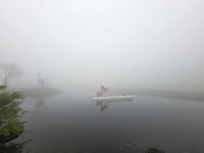 지난해 열린 SK텔레콤 오픈에서 ‘최경주 아일랜드’의 기적이 일어난 제주 서귀포시 핀크스GC 18번 홀이 15일 짙은 안걔에 덮혀 있다. KPGA 제공