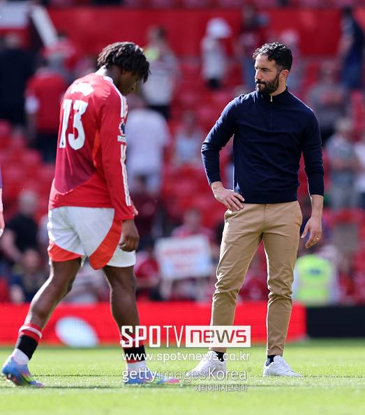 영국 매체 ‘이브닝스탠다드뉴스’는 "게리 네빌이 토트넘과 유럽축구연맹(UEFA) 유로파리그 결승전을 앞두고 불안한 느낌을 받았다. 유로파리그 결승전에서 토트넘이 맨체스터 유나이티드보다 우위라고 평가했다. 현재 맨체스터 유나이티드 선수 중 토트넘 1군 팀에 뛸 선수는 브루노 페르난데스 1명 뿐이라고 말했다”라고 보도했다. 실제&nbsp;네빌은 “이들을 맨유의 선수들과 일대일로 비교했을 때, 유일하게 브루노 페르난데스만 토트넘 선발에 들어갈 수 있을 것이다. 토트넘 선수들이 맨체스터 유나이티드보다 훨씬 좋은 경기력이다. 지금만 본다면 난 토트넘 선수들을 선택하겠다”이라고 강조했다.