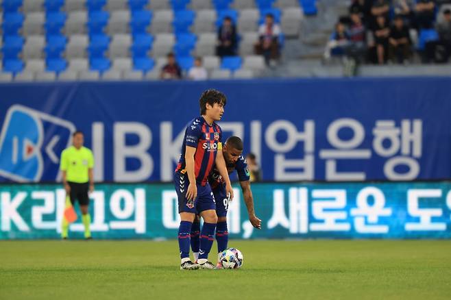 장윤호(왼쪽)와 아반다. /사진=수원FC 제공