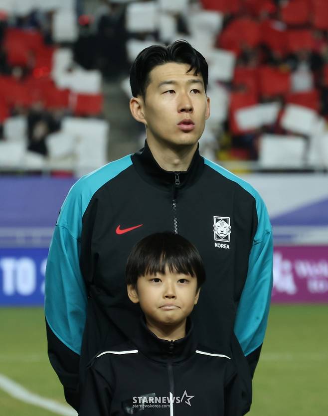 2026 북중미 월드컵 아시아 3차 예선 대한민국 대 요르단 경기가 25일 수원월드컵경기장에서 열렸다.   손흥민이 경기에 앞서 결의에 찬 표정으로 출전 준비를 하고 있다./수원=김진경 기자