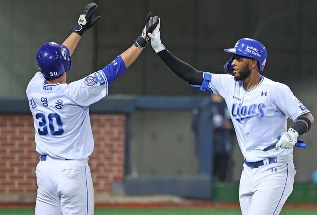 삼성 르윈 디아즈(오른쪽)가 13일 포항 KT전에서 5회 홈런을 터트리고 김영웅과 세리머니를 하고 있다. /사진=삼성 라이온즈 제공