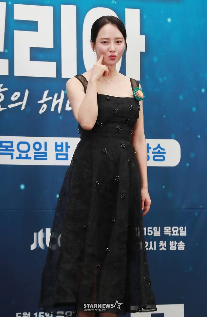 배우 송지효가 15일 오후 서울 마포구 스탠포드호텔에서 진행된 JTBC 다큐멘터리 '딥 다이브 코리아: 송지효의 해녀 모험' 제작발표회에 참석해 포즈를 취하고 있다.  제주에서 해녀 물질에 도전하고 그들과 진정한 유대감을 형성해 나가는 여정을 그린 3부작 '딥 다이브 코리아: 송지효의 해녀 모험'은 오늘(15일)밤 첫 방송된다. /2025.05.15 /사진=이동훈 photoguy@