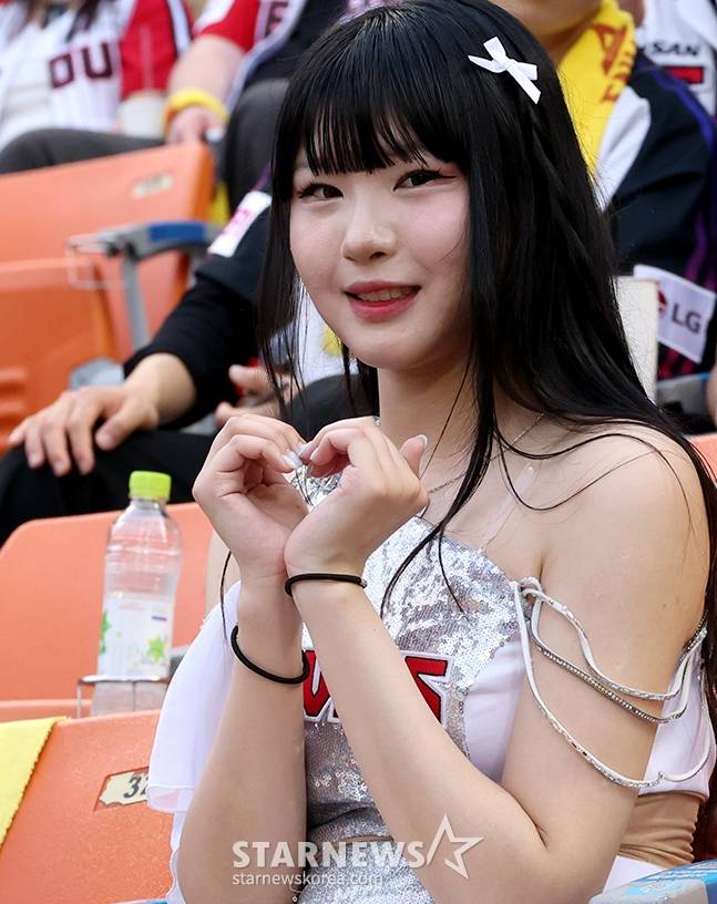 [포토] 신서윤 'LG 사람입니다. 사랑해야 합니다'