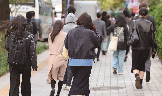 MZ세대 사이에서 무지출 챌린지, 앱테크 등 절약하는 트렌드가 두드러지게 나타나고 있다.[사진｜뉴시스]