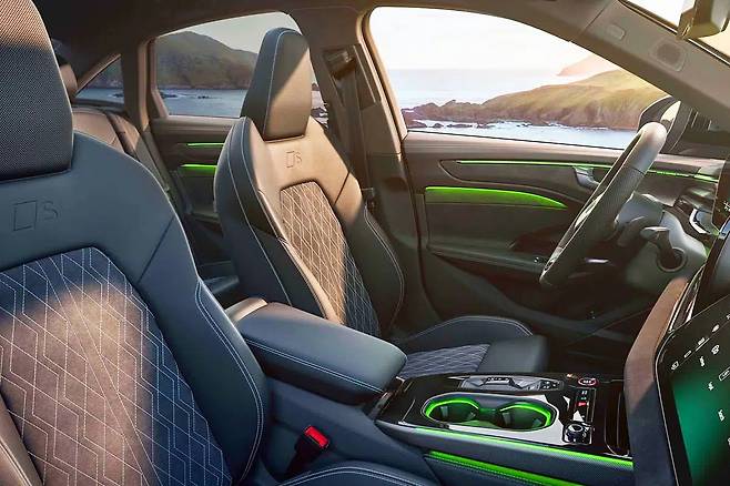 아우디 2025 A6 e 하이브리드 실내