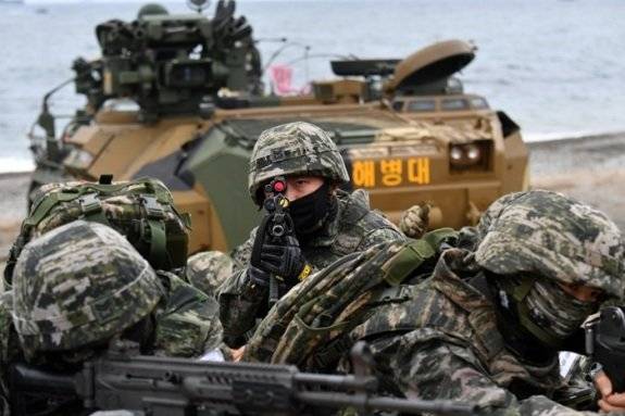 지난해 9월 한국 해병대 장병들이 한미연합 상륙 훈련에 나섰다. 뉴스1