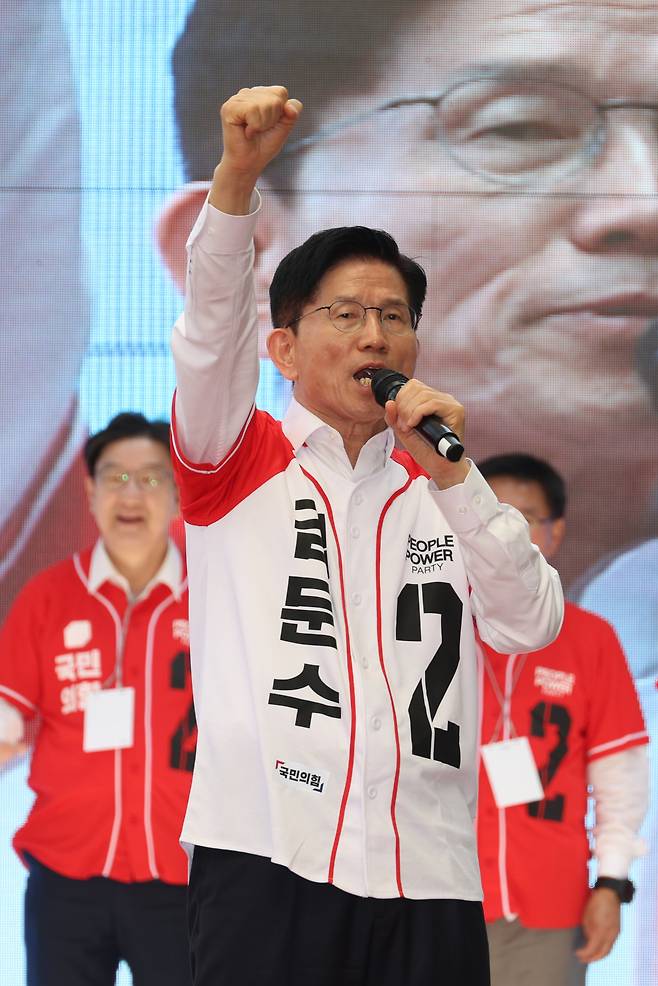 국민의힘 김문수 대선 후보가 5월 13일 울산 남구 뉴코아아울렛 앞에서 유세를 하고 있다. 뉴시스