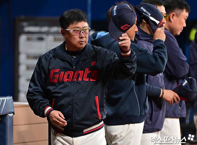 1일 오후 서울 구로구 고척스카이돔에서 열린 '2025 신한 SOL Bank KBO리그' 롯데 자이언츠와 키움 히어로즈의 경기, 롯데 김태형 감독이 키움 더그아웃을 향해 인사를 하고 있다. 엑스포츠뉴스 DB