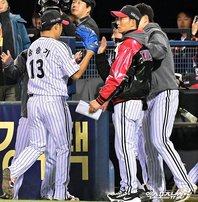 LG 투수 송승기(13번)는 14일 잠실구장에서 열린 '2025 신한 SOL Bank KBO 리그' 키움과 주중 3연전 두 번째 경기에서 선발 등판했다. 6이닝 무실점으로 호투해 팀 승리에 보탬이 됐다. 엑스포츠뉴스 DB