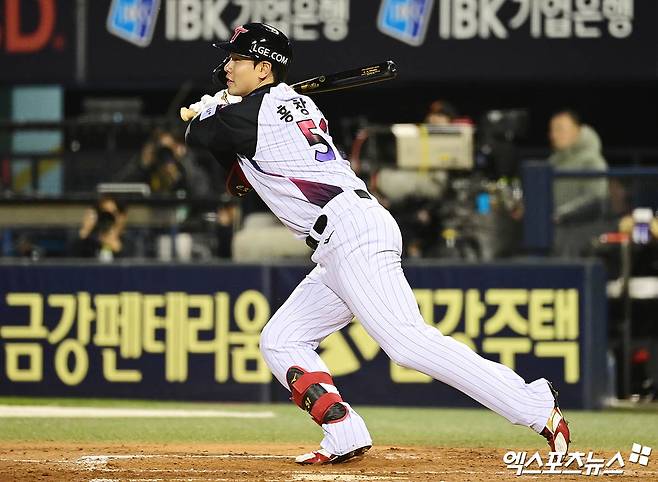 홍창기는 14일 LG 공식 유튜브 채널 'LGTwinsTV'를 통해 팬들을 향한 메시지를 전했다. 홍창기는 지난 13일 잠실 키움전 9회초 2사 만루 상황 대타 박주홍의 파울 타구를 쫓아가다 1루수 김민수와 충돌해 그대로 쓰러졌고, 혼자 일어나지 못하다 들것에 실려 구급차를 타고 곧장 병원으로 이동했다. 구단은 '현재 미세골절 외에는 다른 증상은 없는 것으로 검진결과가 나왔으나 일주일 후 재검하겠다'고 했다. 엑스포츠뉴스DB