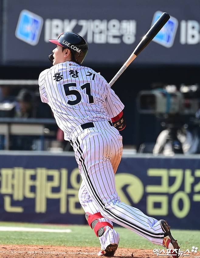 홍창기는 14일 LG 공식 유튜브 채널 'LGTwinsTV'를 통해 팬들을 향한 메시지를 전했다. 홍창기는 지난 13일 잠실 키움전 9회초 2사 만루 상황 대타 박주홍의 파울 타구를 쫓아가다 1루수 김민수와 충돌해 그대로 쓰러졌고, 혼자 일어나지 못하다 들것에 실려 구급차를 타고 곧장 병원으로 이동했다. 구단은 '현재 미세골절 외에는 다른 증상은 없는 것으로 검진결과가 나왔으나 일주일 후 재검하겠다'고 했다. 엑스포츠뉴스DB