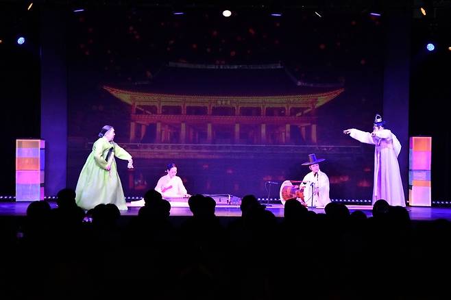 무대에서 만난 명인들  왼쪽부터 신영희 국가무형유산 판소리 보유자, 이재화 거문고 산조 보유자, 조용수 판소리(고법) 이수자, 채상묵 승무 보유자 [국가유산청 제공. 재판매 및 DB 금지]