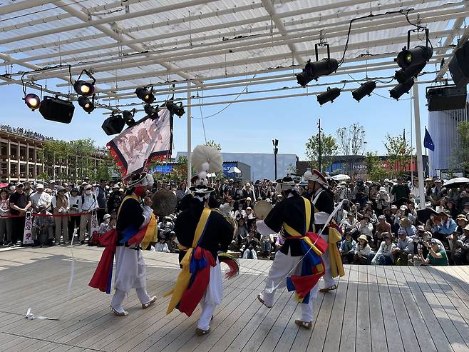 "한국의 전통 연희를 소개합니다"     (오사카=연합뉴스) 김예나 기자 = 지난 14일 일본 오사카·간사이 만국박람회(오사카 엑스포) 야외 팝업 무대에서 선보인 국가유산진흥원 예술단의 공연 모습. 2025.5.15
    yes@yna.co.kr