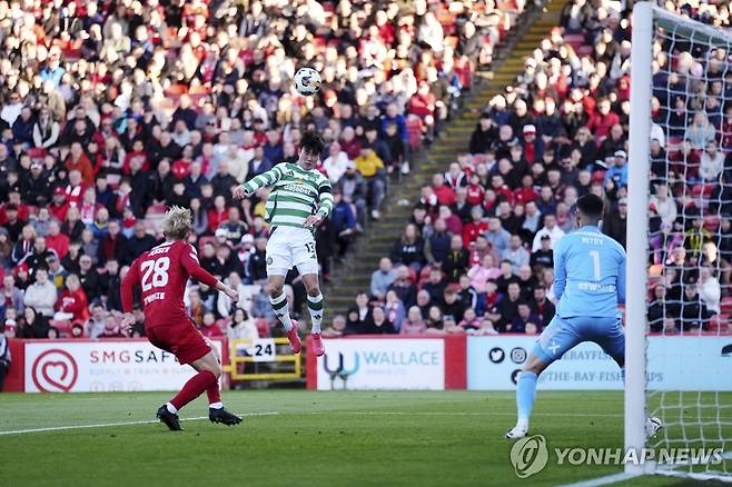 양현준의 헤더 [AP=연합뉴스]