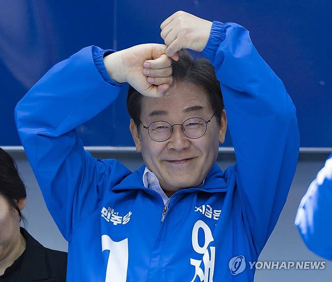 이재명, 부산을 위한 공약 '지키겠습니다' (부산=연합뉴스) 황광모 기자 = 더불어민주당 이재명 대선후보가 14일 부산 부산진구 서면에서 열린 유세에서 부산을 위한 공약을 말한 뒤 약속을 지키겠다는 새끼 손가락 걸기 포즈를 하고 있다. 2025.5.14 hkmpooh@yna.co.kr