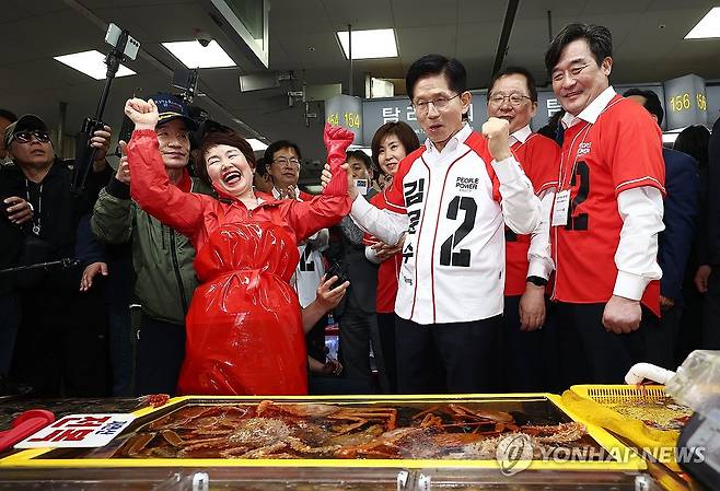 독도새우 맛보는 김문수 후보 (부산=연합뉴스) 박동주 기자 = 국민의힘 김문수 대선 후보가 13일 부산 자갈치 시장에서 독도새우를 맛보고 있다. 2025.5.13 [공동취재] pdj6635@yna.co.kr