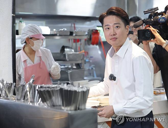 개혁신당 이준석, 오늘의 메뉴는? (부산=연합뉴스) 류영석 기자 = 개혁신당 이준석 대선 후보가 14일 '학식먹자 이준석' 행사가 열린 부산 금정구 부산대학교에서 배식을 받은 뒤 이동하고 있다. 2025.5.14 ondol@yna.co.kr