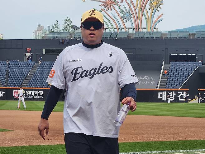 '21세기 한국 최고 투수' 류현진 (대전=연합뉴스) 하남직 기자 = 한화 류현진이 14일 대전 한화생명볼파크에서 훈련하고 있다.