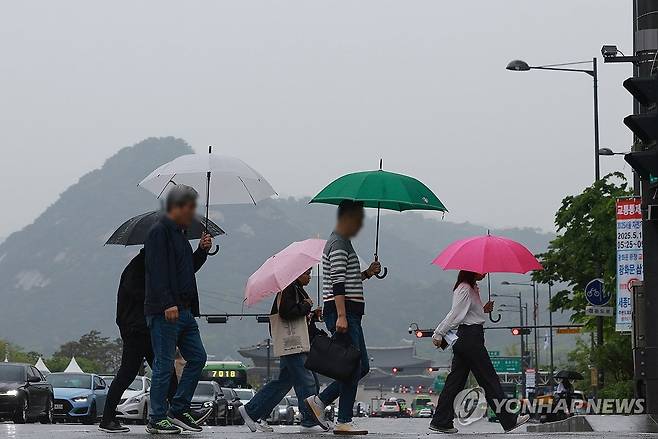 비 내리는 서울 (서울=연합뉴스) 신현우 기자 = 전국 대부분 지역에 비가 내린 9일 서울 세종대로 사거리에서 우산을 쓴 시민들이 횡단보도를 건너고 있다. 2025.5.9 nowwego@yna.co.kr