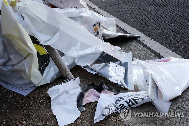 훼손된 대선 벽보 [연합뉴스 자료사진]