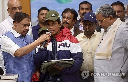 투항 후 지난 1월 브리핑에서 발언하는 마오주의 공산 반군 조직원 [EPA 연합뉴스. 재판매 및 DB 금지]