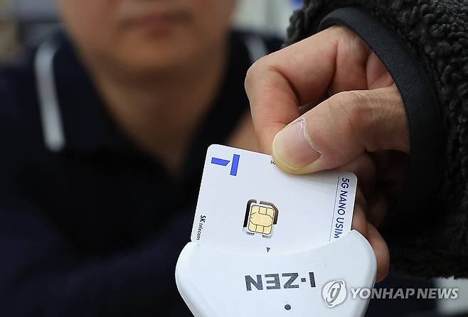 SK텔레콤, '유심 재설정' 설루션 도입…"유심 교체와 동등 효과" (서울=연합뉴스) 최재구 기자 = 12일 서울 시내 한 SK텔레콤 대리점에서 직원들이 유심 재설정을 시연하고 있다. SK텔레콤은 실물 유심 교체 없이 유심 일부 정보를 변경할 수 있는 '유심 재설정' 설루션을 도입한다고 밝혔다. 유심 재설정은 유심에 존재하는 '사용자 식별·인증 정보' 및 '사용자 직접 저장 정보' 중 사용자 식별·인증 정보 일부를 새 정보로 변경하는 방식이다.   2025.5.12 jjaeck9@yna.co.kr