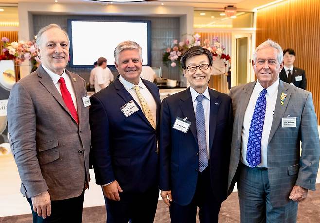 무협, 미 워싱턴DC에 경제협력사절단 파견 (서울=연합뉴스) 한국무역협회가 13일(현지시간) 미국 워싱턴 DC에서 개최한 'KITA 네트워킹 리셉션'에서 윤진식 한국무역협회 회장이 미국 의회 의원들과 기념 촬영을 하고 있다. 사진은 왼쪽부터 앤디 빅스 연방 하원의원, 드루 퍼거슨 전 연방 하원의원, 윤진식 한국무역협회 회장, 조 윌슨 연방 하원의원.2025.5.15.[한국무역협회 제공. 재판매 및 DB 금지]