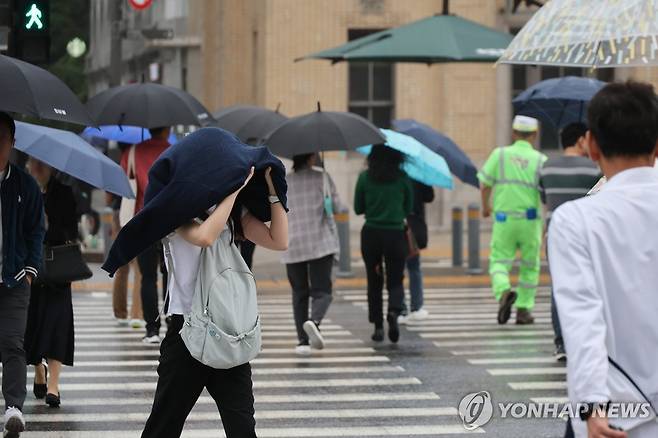 전국 흐리고 비 (서울=연합뉴스) 이진욱 기자 = 15일 서울 광화문 부근에서 시민들이 우산을 쓰고 이동하고 있다. 이날 기상청은 전국이 대체로 흐리고 오전에 비가 내릴 것으로 예보했다. 2025.5.15 cityboy@yna.co.kr