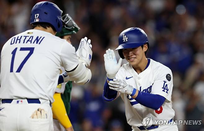 홈런을 치고 오타니(왼쪽)와 세리머니 하는 김혜성 [로이터=연합뉴스] Mandatory Credit: Jason Parkhurst-Imagn Images